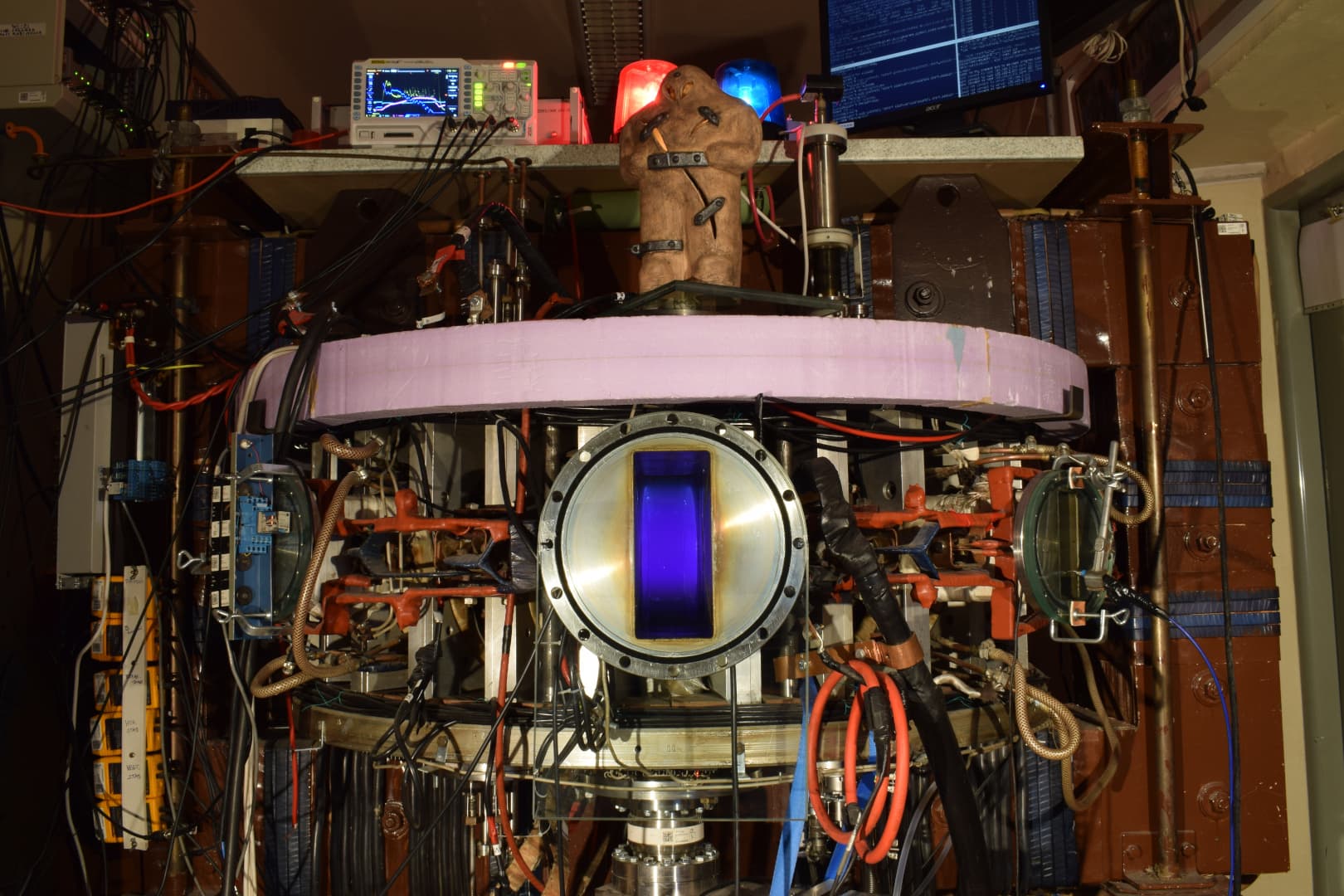 2. Tokamak Golem - výukový fúzní reaktor